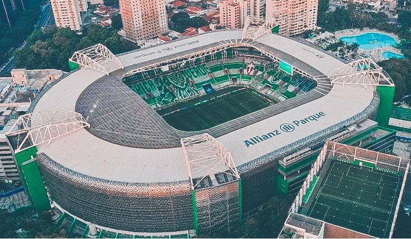 Foto 1 de 4 — Membros da Mancha Verde Araraquara ajudam na montagem de mosaico no Allianz Parque